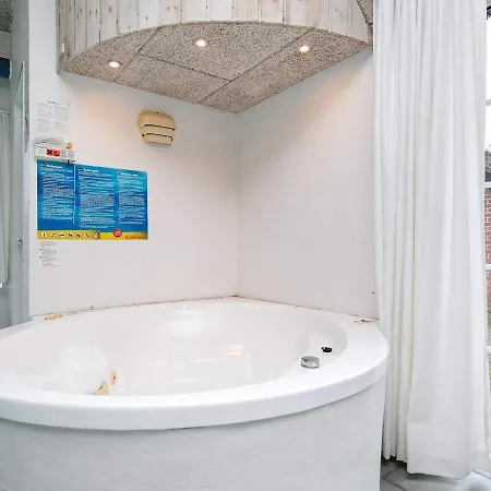 10 Person In Ulfborg * Øby